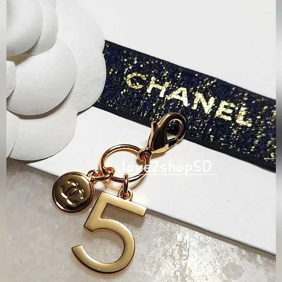 CHANEL Beauty Charm Number 5 Gold Double Charm Limited Edition Authentic NEW - Picture 3 of 3